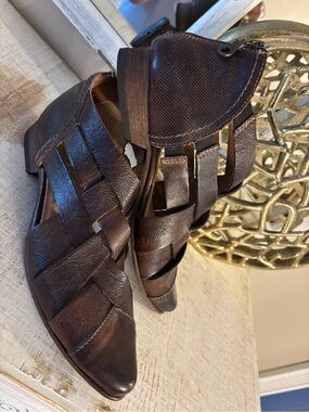BED STU Authentic Brittany Shoes in Teak Rustic Brown Leather, EUC
US 6.5